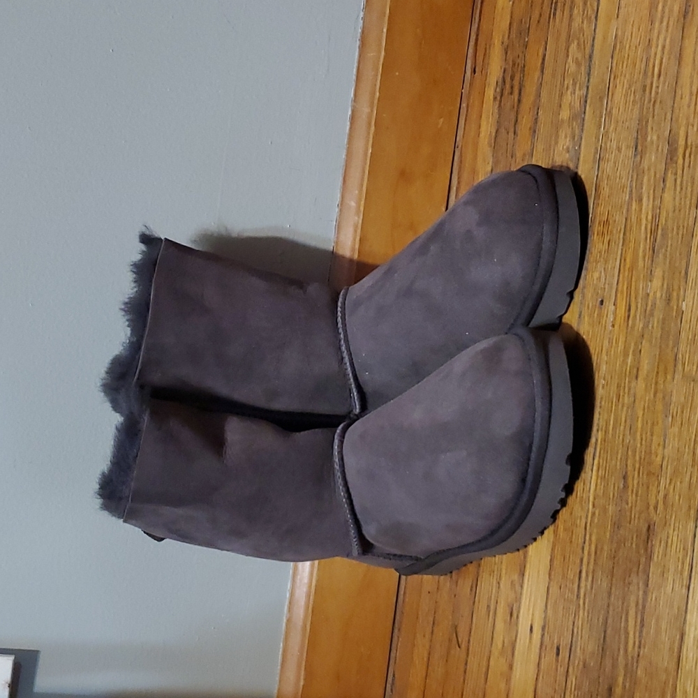 Brown Bailey bow uggs, brand new, never worn, size 8